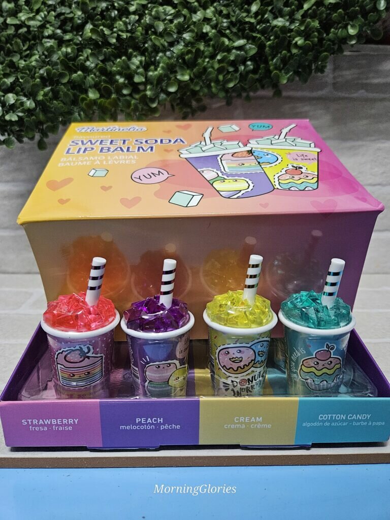 fresa, melocoton, algodon de azucar y crema.